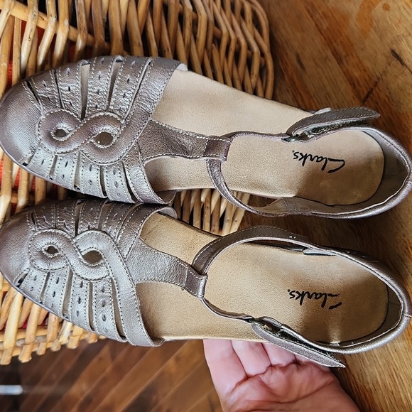Clarks Wendy River Tiger Low Heel Sandal size 7 Metallic - Picture 5 of 16